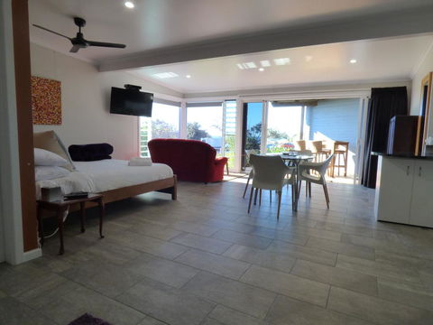 ArtHOUSE Beachfront Accommodation - Tourism Hervey Bay 3