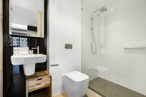Artsy Apartment CBD City Views And Balcony - Tourism Hervey Bay 3