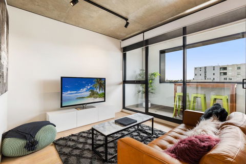 Artsy Apartment CBD City Views And Balcony - Tourism Hervey Bay 1
