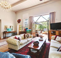 Arty Warehouse Apartment - stroll to South beach - Tourism Hervey Bay