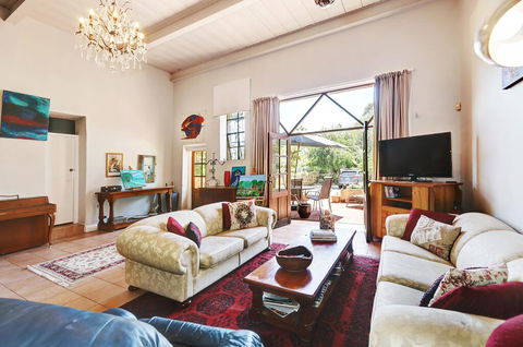 Arty Warehouse Apartment - Stroll To South Beach - Tourism Hervey Bay 0