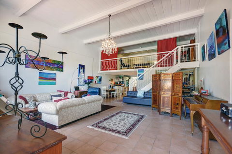 Arty Warehouse Apartment - Stroll To South Beach - Tourism Hervey Bay 2
