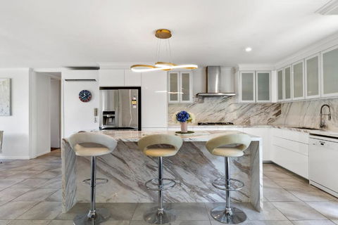 Luxury Spacious 3-bedroom Suite On Exclusive Lansell Rd, Toorak - Tourism Hervey Bay 0