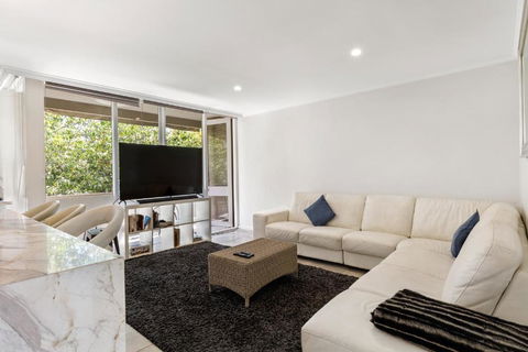 Luxury Spacious 3-bedroom Suite On Exclusive Lansell Rd, Toorak - Tourism Hervey Bay 1