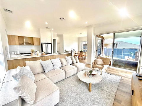 Luxury 6 Bedroom Home In Wilton - Hervey Bay Accommodation 0