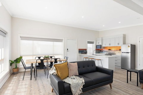 Luxury Apartments And Motel Rooms - Free Wifi - Close To Beach - Tourism Hervey Bay 0