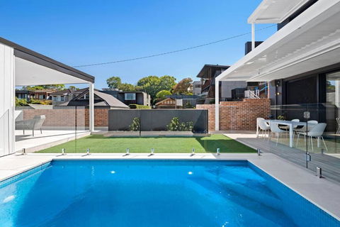 Luxury NEW 5BDRM Oasis With Heated Pool - Tourism Hervey Bay 0