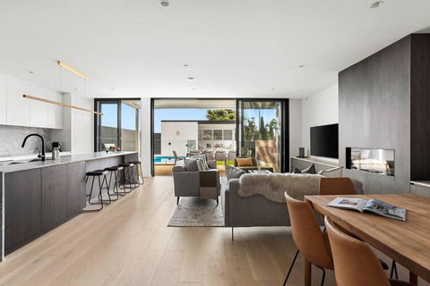 Luxury NEW 5BDRM Oasis With Heated Pool - Tourism Hervey Bay 1