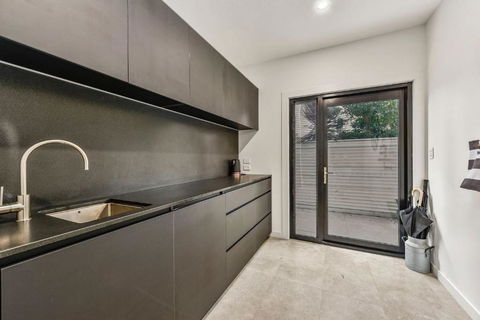 Luxury On Holland Kingston SE - Hervey Bay Accommodation 2