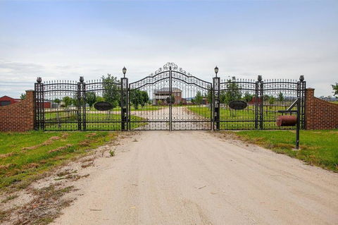 Luxury Pennsylvania Farm House In Langlang Town - Hervey Bay Accommodation 1