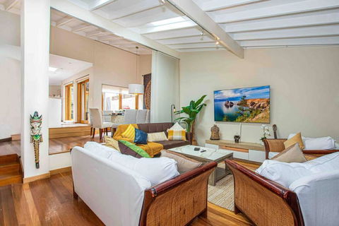 Luxury Retreat Home - 4bed House W/Parking - Mins From CBD - Hervey Bay Accommodation 0