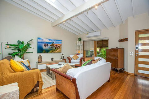 Luxury Retreat Home - 4bed House W/Parking - Mins From CBD - Hervey Bay Accommodation 2