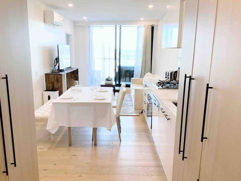 M-city Apartment - Executive Twin King Ensuites - Fully Equipped - Free Parking, Fast Wifi, Smart TV, Netflix, Complementary Drinks & Amenities - M-city Shopping Centre Clayton 3168 - Tourism Hervey Bay 0