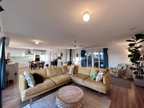 Magic Beach Cottage - Tourism Hervey Bay 0