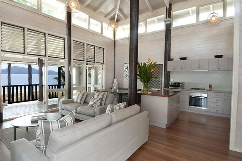 Magic Beach House - Absolute Beachfront - Tourism Hervey Bay 0