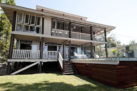 Magic Beach House - Absolute Beachfront - Tourism Hervey Bay 3