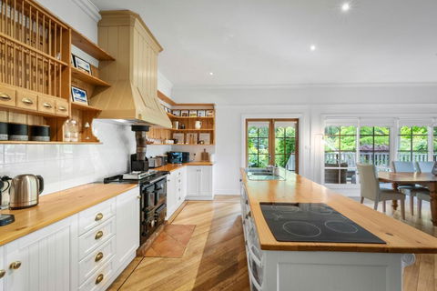 Magical Lucindale - Gorgeous 4 Bedroom House - Hervey Bay Accommodation 3