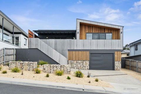 Magnificent Home, Water Views - Tourism Hervey Bay 0