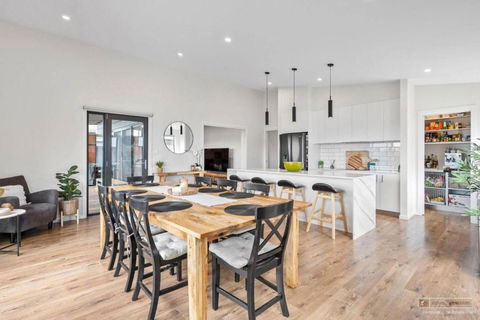 Magnificent Home, Water Views - Tourism Hervey Bay 1