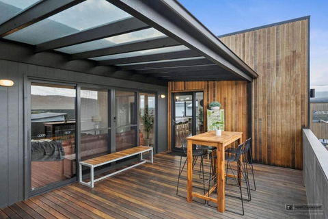Magnificent Home, Water Views - Tourism Hervey Bay 2