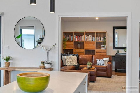 Magnificent Home, Water Views - Tourism Hervey Bay 3
