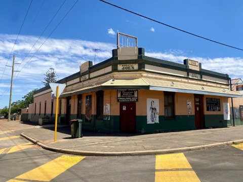 Main Reef Hotel - Tourism Hervey Bay 0