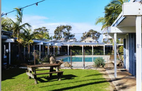 Mallacoota Hotel Motel - Tourism Hervey Bay 2