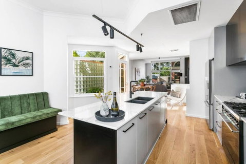 MANHATTAN STYLE 3 STORY LUXURY IN ST PETERS - Tourism Hervey Bay 0