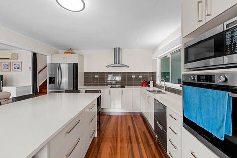 Manta Ray On The Beach - Hervey Bay Accommodation 0