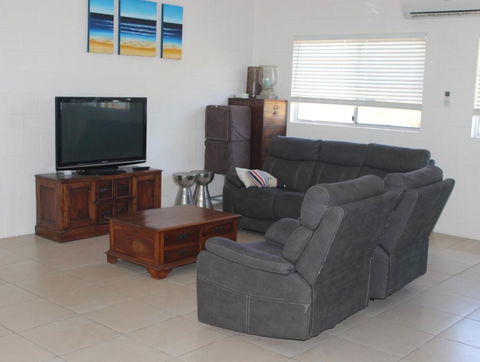 Manta Ray On The Beach - Hervey Bay Accommodation 2