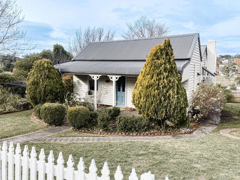 MARIGOLD COTTAGE Charming 1870s Central Daylesford Cottage - Tourism Hervey Bay 0