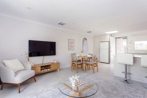 Maylands Riverside City Retreat - Tourism Hervey Bay 1
