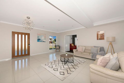 Modern Luxury Ocean Views - Tourism Hervey Bay 3