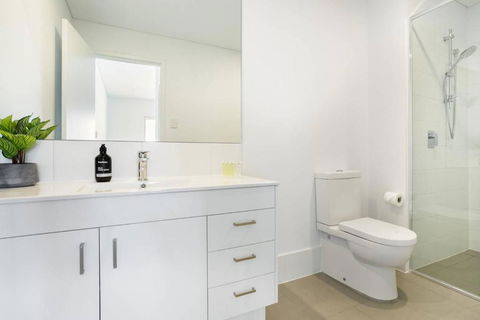 Minimalist Penthouse Condo With Skyline Vistas - Hervey Bay Accommodation 3