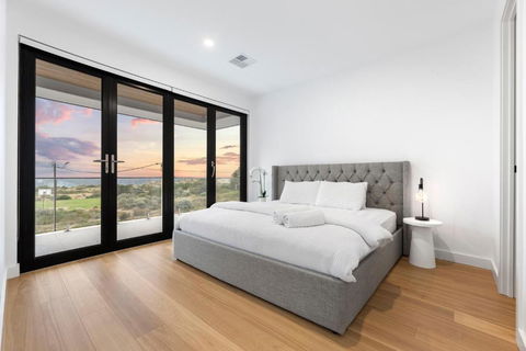 Moana Sands - Luxury Beachfront - Hervey Bay Accommodation 1