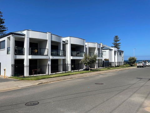 Moana Seaside Retreat - 2 Bedroom, Spa , Living Area & Pet Friendly - Hervey Bay Accommodation 2