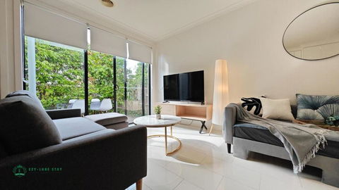 Modern 2-Bedroom Townhouse Near DFO & RMIT - Hervey Bay Accommodation 0