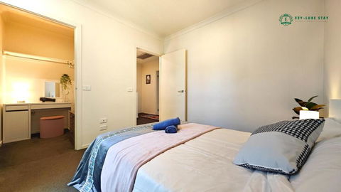 Modern 2-Bedroom Townhouse Near DFO & RMIT - Hervey Bay Accommodation 3
