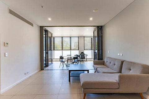 Modern 2B With Loft Bed Parking Central Mascot - Tourism Hervey Bay 0