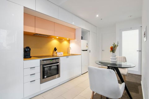 Modern 2BR Apt W City Views, Balcony & Wi-Fi - Tourism Hervey Bay 1