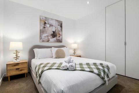 Modern 2BR Apt W City Views, Balcony & Wi-Fi - Tourism Hervey Bay 3