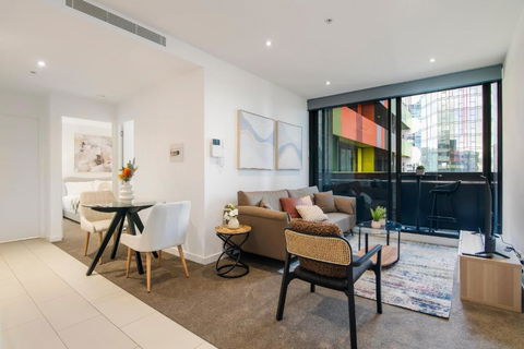 Modern 2BR Apt W City Views, Balcony & Wi-Fi - Tourism Hervey Bay 2