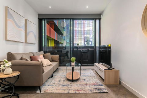 Modern 2BR Apt W City Views, Balcony & Wi-Fi - Tourism Hervey Bay 0