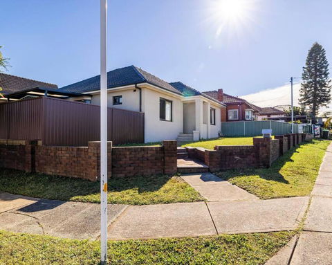 Modern Home In The Heart Of Bankstown - Tourism Hervey Bay 3