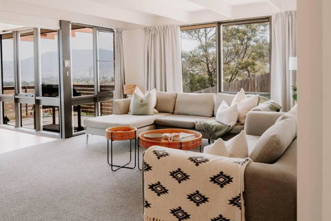 Modern Home Overlooking River - Hervey Bay Accommodation 1