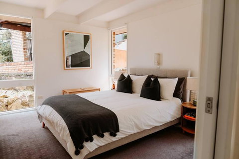 Modern Home Overlooking River - Hervey Bay Accommodation 2