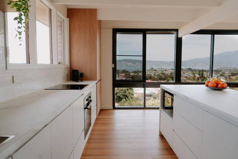 Modern Home Overlooking River - Hervey Bay Accommodation 3