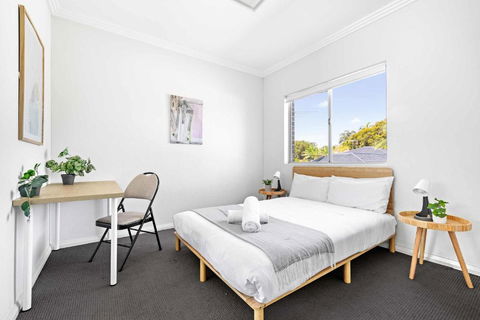 Modern Queen Room - Private Spot At Revesby - Shared Bathroom - Tourism Hervey Bay 0