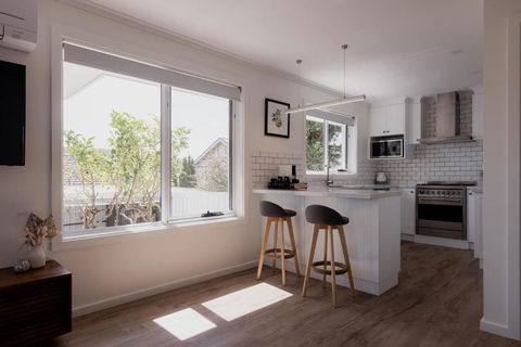 Modern Refurbished Unit In Charming Bellerive - Hervey Bay Accommodation 0
