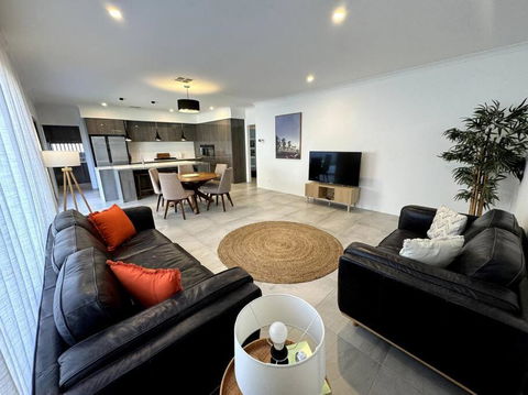 Modern Stylish 4 Bed 2b House Close To The Beach, Whole Home !! - Tourism Hervey Bay 3